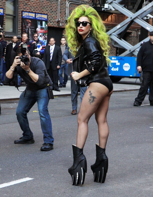 Lady Gaga (qui a changé 3 fois de tenue) à son arrivée sur l'émission "Late Show et David Letterman" à New York, le 2 avril 2014.