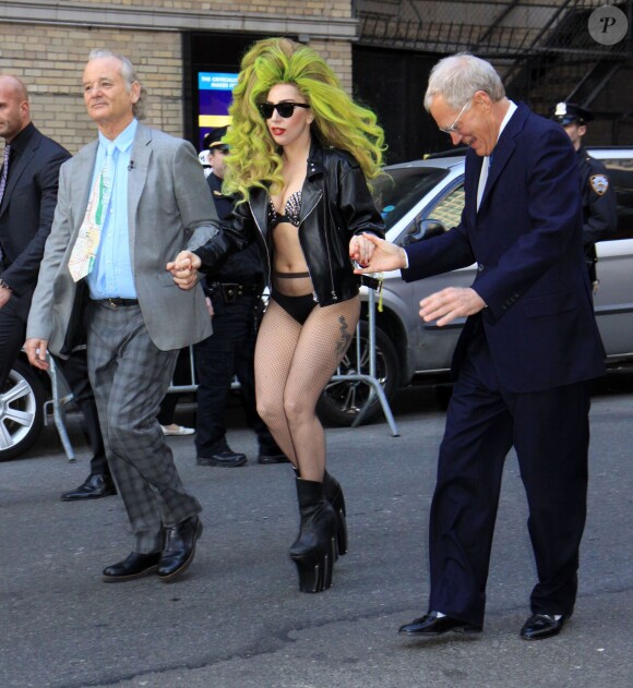 David Letterman, Bill Murray et Lady Gaga (qui a changé 3 fois de tenue) arrivent sur le plateau de l'émission "Late Show et David Letterman" à New York, le 2 avril 2014.