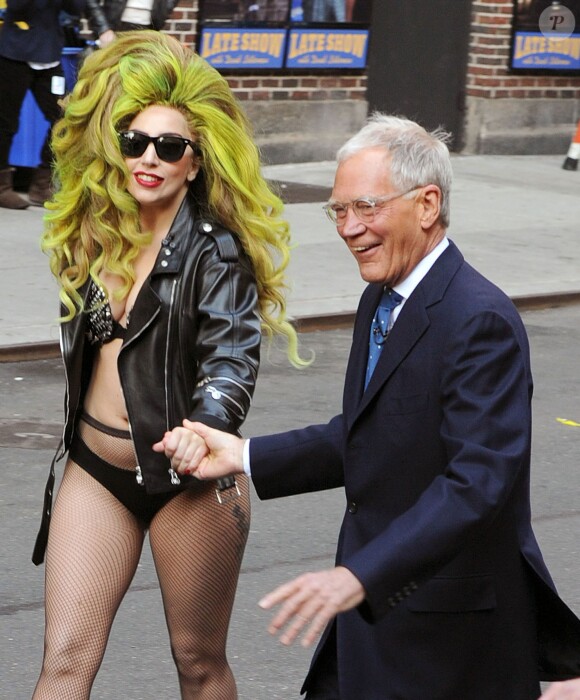David Letterman et Lady Gaga (qui a changé 3 fois de tenue) arrive sur le plateau de l'émission "Late Show et David Letterman" à New York, le 2 avril 2014.