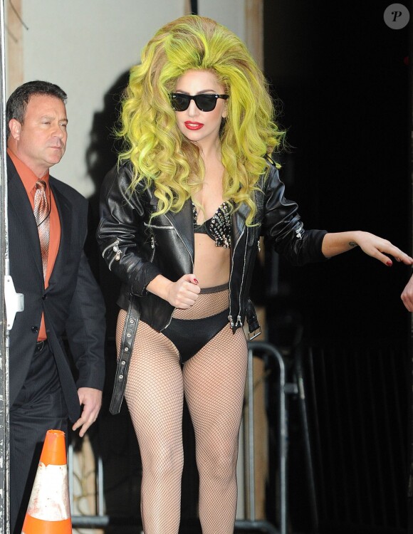 Lady Gaga (qui a changé 3 fois de tenue) arrive sur le plateau de l'émission "Late Show et David Letterman" à New York, le 2 avril 2014.