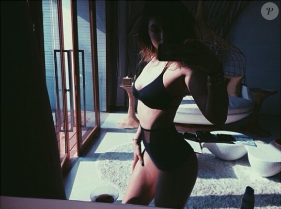 Selfie sexy en maillot pour Kylie Jenner, lors de vacances en Thaïlande. Mars/avril 2014.