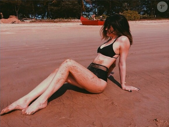 Kylie Jenner se la joue sirène sur une plage lors de vacances en Thaïlande. Mars/avril 2014.