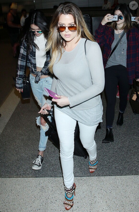 Khloé Kardahian, Kendall et Kylie Jenner, de retour à Los Angeles après des vacances en Thaïlande. Le 2 avril 2014.