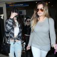  Kendall Jenner et Khlo&eacute; Kardahian arrivent &agrave; LAX, l'a&eacute;roport de Los Angeles. Le 2 avril 2014. 