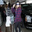  Kylie Jenner et ses soeurs arrivent &agrave; l'a&eacute;roport de Los Angeles, le 2 avril 2014. 