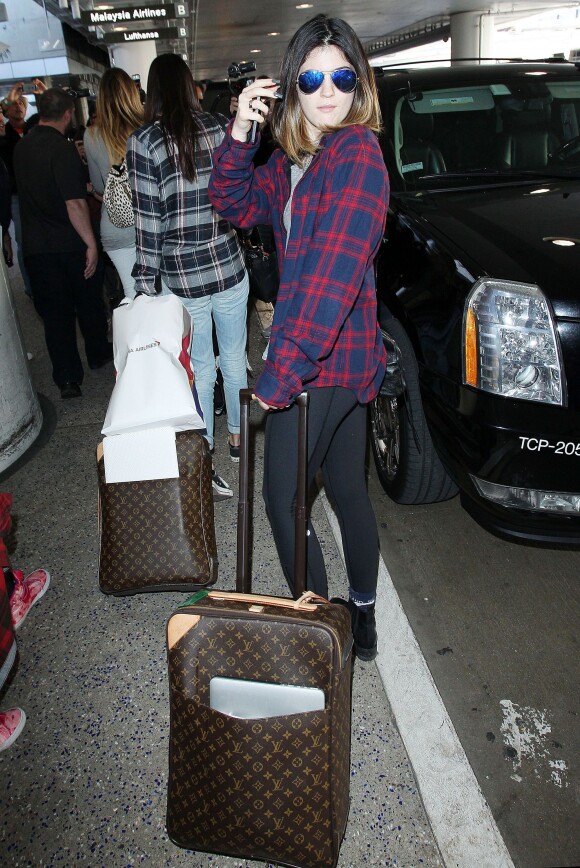 Kylie Jenner et ses soeurs arrivent à l'aéroport de Los Angeles, le 2 avril 2014.