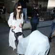  Kim Kardashian, de retour de Tha&iuml;lande avec sa fille North, d&eacute;barque &agrave; l'a&eacute;roport LAX. Los Angeles, le 2 avril 2014. 