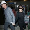Bruce et Kris Jenner, main dans la main à leur arrivée à l'aéroport de Los Angeles. Le 2 avril 2014.