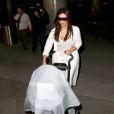  Kim Kardashian, de retour de Tha&iuml;lande avec sa fille North, d&eacute;barque &agrave; l'a&eacute;roport LAX. Los Angeles, le 2 avril 2014. 