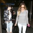  Kendall Jenner et Khlo&eacute; Kardahian arrivent &agrave; LAX, l'a&eacute;roport de Los Angeles. Le 2 avril 2014. 