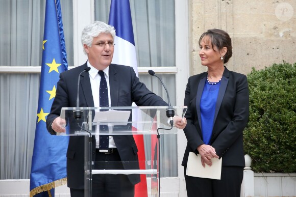 La nouvelle ministre de l'Ecologie, du Développement durable et de l'Energie Ségolène Royal pendant le discours de l'ancien ministre Philippe Martin, lors de la passation de pouvoir au ministère de l'Ecologie, à Paris, le 2 avril 2014.