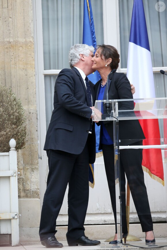 La nouvelle ministre de l'Ecologie, du Développement durable et de l'Energie Ségolène Royal pendant le discours de l'ancien ministre Philippe Martin, lors de la passation de pouvoir au ministère de l'Ecologie, à Paris, le 2 avril 2014.