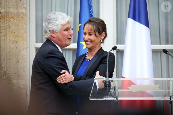 La nouvelle ministre de l'Ecologie, du Développement durable et de l'Energie Ségolène Royal pendant le discours de l'ancien ministre Philippe Martin, lors de la passation de pouvoir au ministère de l'Ecologie, à Paris, le 2 avril 2014.