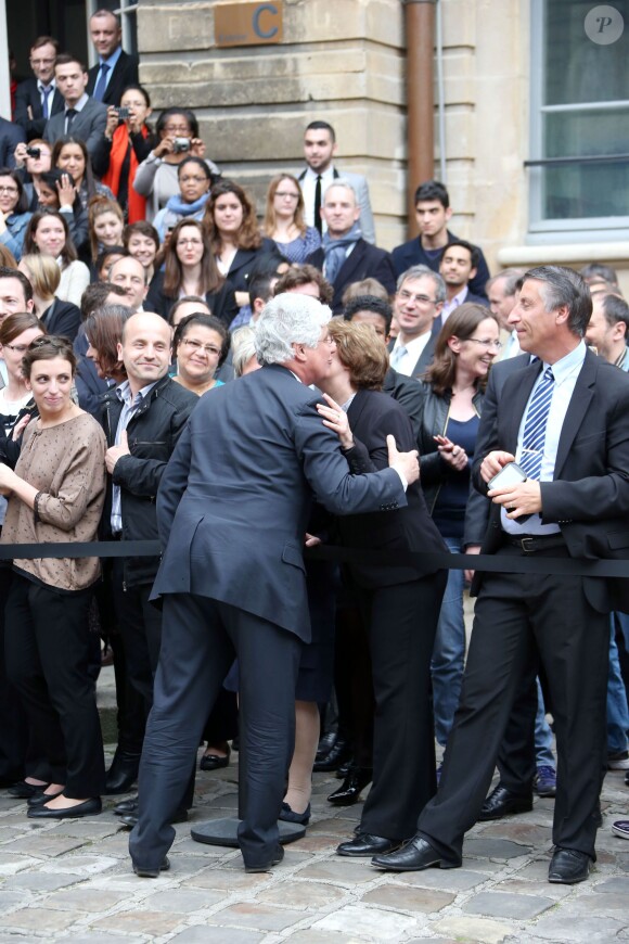 La nouvelle ministre de l'Ecologie, du Développement durable et de l'Energie Ségolène Royal pendant le discours de l'ancien ministre Philippe Martin, lors de la passation de pouvoir au ministère de l'Ecologie, à Paris, le 2 avril 2014.