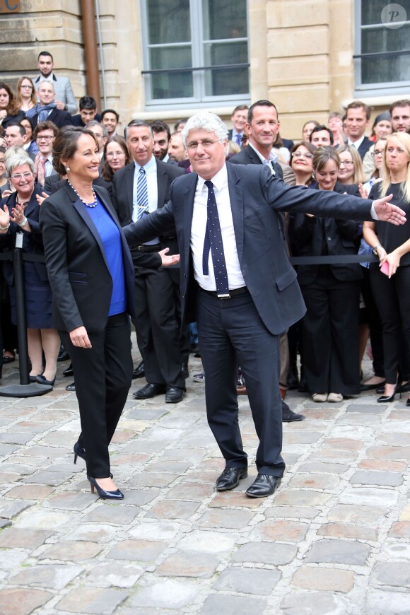 La nouvelle ministre de l'Ecologie, du Développement durable et de l'Energie Ségolène Royal pendant le discours de l'ancien ministre Philippe Martin, lors de la passation de pouvoir au ministère de l'Ecologie, à Paris, le 2 avril 2014.