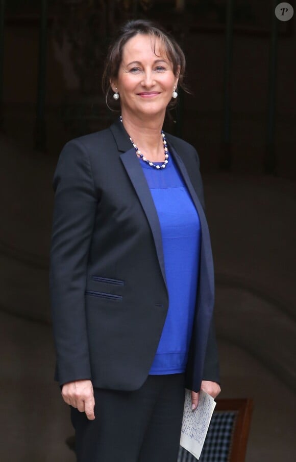 La nouvelle ministre de l'Ecologie, du Développement durable et de l'Energie Ségolène Royal, radieuse, pendant le discours de l'ancien ministre Philippe Martin, lors de la passation de pouvoir au ministère de l'Ecologie, à Paris, le 2 avril 2014.