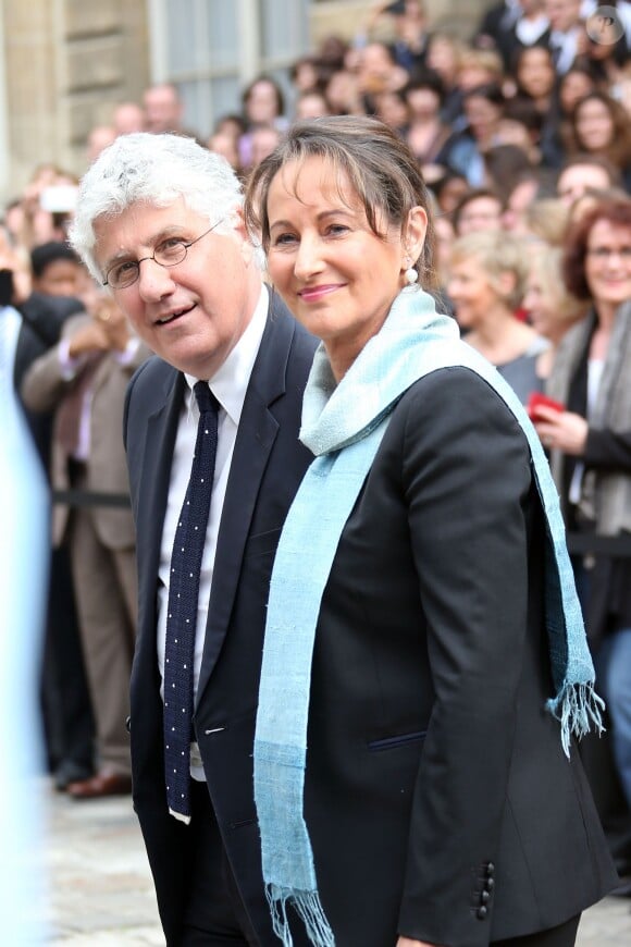 L'ancien ministre de l'Ecologie, du Développement durable et de l'Energie Philippe Martin accueille la nouvelle ministre de l'Ecologie, du Développement durable et de l'Energie Ségolène Royal pour la passation de pouvoir au ministère de l'Ecologie, à Paris, le 2 avril 2014.