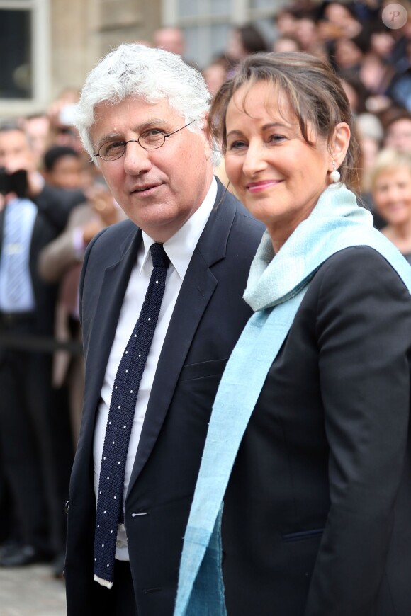 L'ancien ministre de l'Ecologie, du Développement durable et de l'Energie Philippe Martin accueille la nouvelle ministre de l'Ecologie, du Développement durable et de l'Energie Ségolène Royal pour la passation de pouvoir au ministère de l'Ecologie, à Paris, le 2 avril 2014.