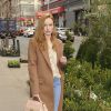 Kate Bosworth, de sortie à New York, accessoirise d'un sac Trussardi (modèle Lucinda) et de bottines dorées Max Mara (collection automne-hiver 2014). Le 27 mars 2014.