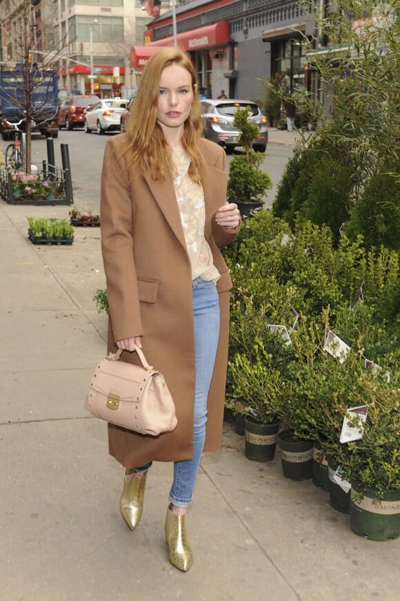 Kate Bosworth, de sortie à New York, accessoirise d'un sac Trussardi (modèle Lucinda) et de bottines dorées Max Mara (collection automne-hiver 2014). Le 27 mars 2014.