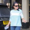 Lily Allen, de sortie à Londres, porte un ravissant pull bleu ciel T by Alexander Wang et accessoirise sa tenue casual d'une paire de Ray-Ban Wayfarer, d'un sac matelassé Chanel et de souliers Christian Louboutin (modèle So Kate). Le 1er avril 2014.