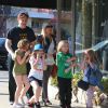 Tori Spelling avec ses enfants sur le tournage de son émission de télé réalité "True Tori" à Studio City, le 3 avril 2014.