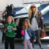 Tori Spelling avec ses enfants sur le tournage de son émission de télé réalité "True Tori" à Studio City. Le 3 avril 2014.