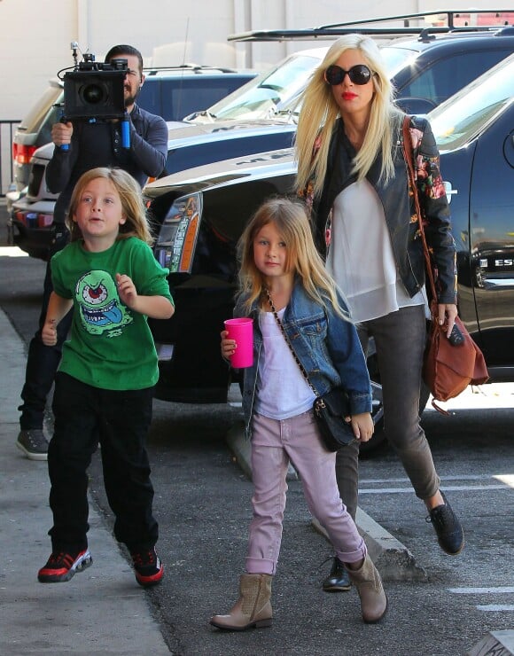 Tori Spelling avec ses enfants sur le tournage de son émission de télé réalité "True Tori" à Studio City. Le 3 avril 2014.