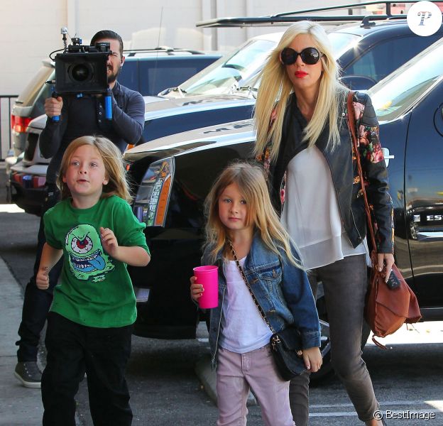 Tori Spelling avec ses enfants sur le tournage de son &eacute;mission de t&eacute;l&eacute; r&eacute;alit&eacute; "True Tori" &agrave; Studio City. Le 3 avril 2014.