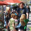 Tori Spelling avec ses enfants sur le tournage de son émission de télé réalité "True Tori" à Studio City, le 3 avril 2014.