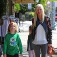  Tori Spelling avec ses enfants sur le tournage de son &eacute;mission de t&eacute;l&eacute; r&eacute;alit&eacute; "True Tori" &agrave; Studio City, le 3 avril 2014. 