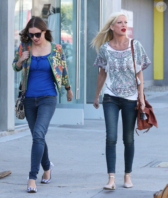 Tori Spelling se promène avec une amie à West Hollywood, le 31 mars 2014.