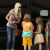 Exclusif - Tori Spelling emmène ses enfants Liam et Stella dans un salon de manucure à Encino, le 29 mars 2014.