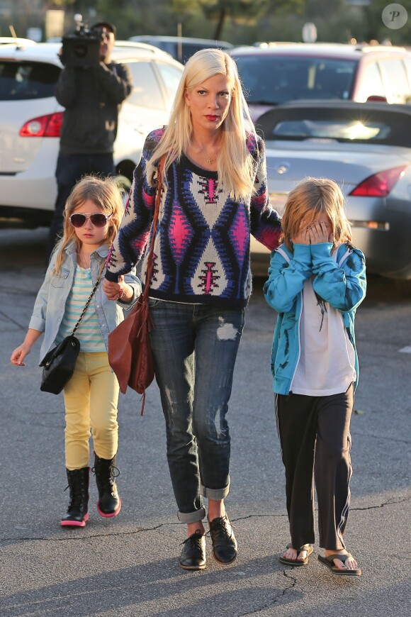 Tori Spelling avec ses enfants dans les rues de Los Angeles, le 1er avril 2014.