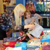 Tori Spelling fait du shopping avec sa fille Stella et son fils Liam à Los Angeles, le 30 mars 2014.