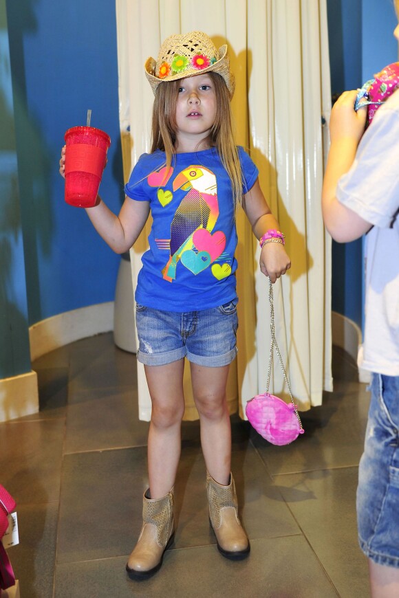 Tori Spelling tfait du shopping avec sa fille Stella et son fils Liam à Los Angeles, le 30 mars 2014.