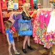  Tori Spelling fait du shopping avec sa fille Stella et son fils Liam &agrave; Los Angeles, le 30 mars 2014. 