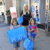 Tori Spelling fait du shopping avec sa fille Stella et son fils Liam à Los Angeles, le 30 mars 2014.