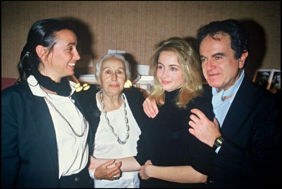 Emmanuelle Béart après la générale de la pièce "Double inconstance" au théâtre de l' atelier en 1988, avec sa mère Geneviève Galea, sa grand-mère et son père Guy Béart et Daniel Auteuil  le 9 février 1988