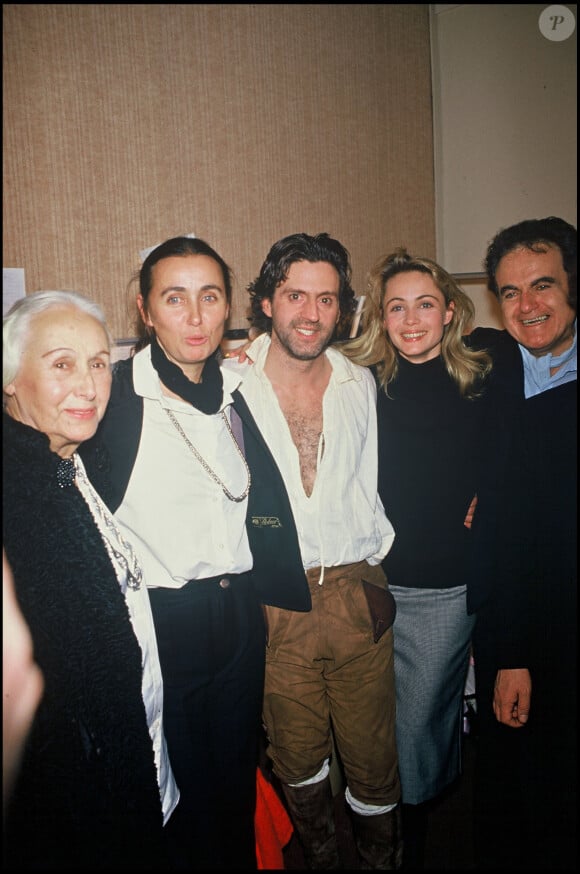 Emmanuelle Béart à la générale de la pièce "Double inconstance" au théâtre de l'atelier en 1988, avec sa mère Geneviève Galea, sa grand-mère et son père Guy Béart ainsi que Daniel Auteuil le 9 février 1988