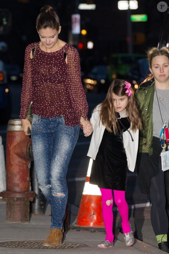 Suri Cruise et sa maman Katie Holmes sur le plateau de tournage de la nouvelle série de l'actrice, à New York, le 3 avril 2014.