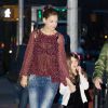 Suri Cruise et Katie Holmes sur le plateau de tournage de la nouvelle série de l'actrice, à New York, le 3 avril 2014.