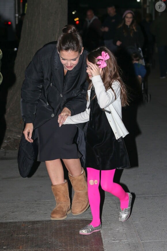 Suri Cruise et Katie Holmes, à New York, le 3 avril 2014.