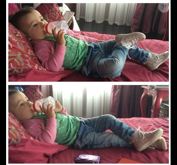 Jade Foret dévoile de nouvelles photos de ses filles Liva et Mila. Avril 2014. Liva boit tranquillement son biberon.