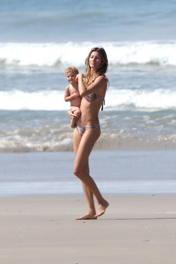 Exclusif - Gisele Bundchen et Tom Brady en famille en vacances au Costa Rica le 16 mars 2014.