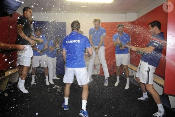 L'équipe de France de Coupe Davis célèbre sa victoire en quart de finale contre l'Allemagne à Nancy le 6 avril 2014.
