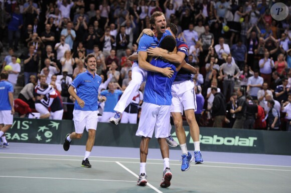 L'équipe de France de Coupe Davis célèbre sa victoire en quart de finale contre l'Allemagne à Nancy le 6 avril 2014.