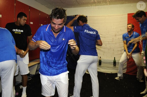 L'équipe de France de Coupe Davis (Julien Benneteau, Jo-Wilfried Tsonga, Gaël Monfils et Michaël Llodra) célèbre sa victoire en quart de finale contre l'Allemagne à Nancy le 6 avril 2014.