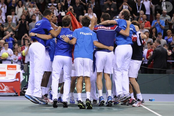 L'équipe de France de Coupe Davis (Julien Benneteau, Jo-Wilfried Tsonga, Gaël Monfils et Michaël Llodra) célèbre sa victoire en quart de finale contre l'Allemagne à Nancy le 6 avril 2014.