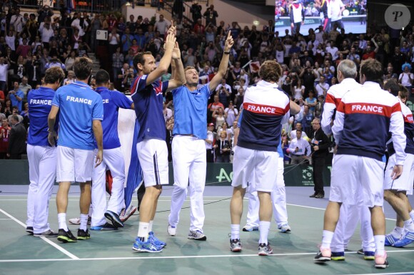 L'équipe de France de Coupe Davis (Julien Benneteau, Jo-Wilfried Tsonga, Gaël Monfils et Michaël Llodra) célèbre sa victoire en quart de finale contre l'Allemagne à Nancy le 6 avril 2014.